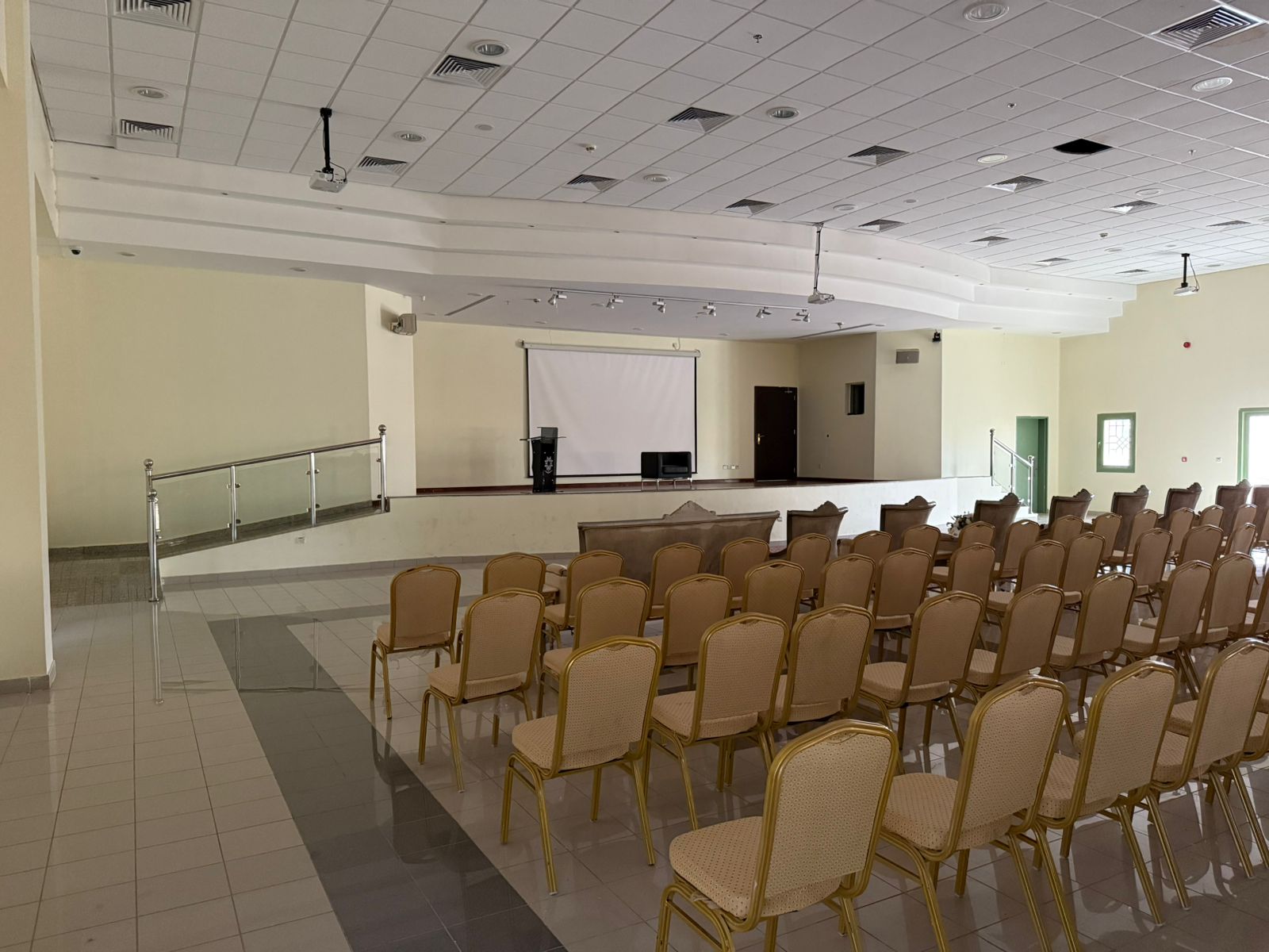 مبنى (٠٨)- الصالة متعددة الأغراض (المسرح)